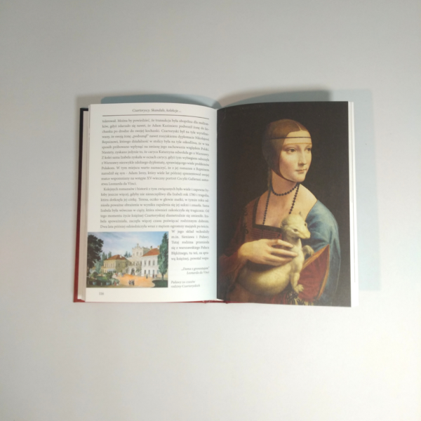 Rozłozona książka. Po lewej tekst i zdjęcie pałacu. Po prawej zdjęcie obrwazu Dama z gronostajem.