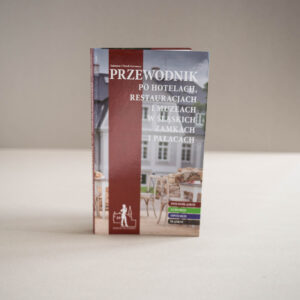 Stojąca książka Przewodnik po hotelach, restauracjach i museach w śląskich zamkach pałacach. Na okładce zdjęcie budynku i stolików.
