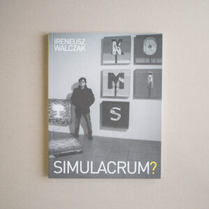 Okładka książki Simulacrum. Na zdjęciu z lewej strony mężczyzna, po prawej na ścianie wisi pięć kwadratowych obrazów.